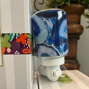 New in box! Scentsy Blue Agate mini wax warmer- plug in